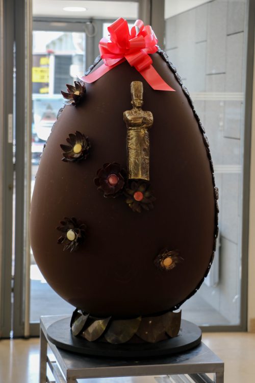 Un oeuf en chocolat géant pour Pâques ! – IHOPe